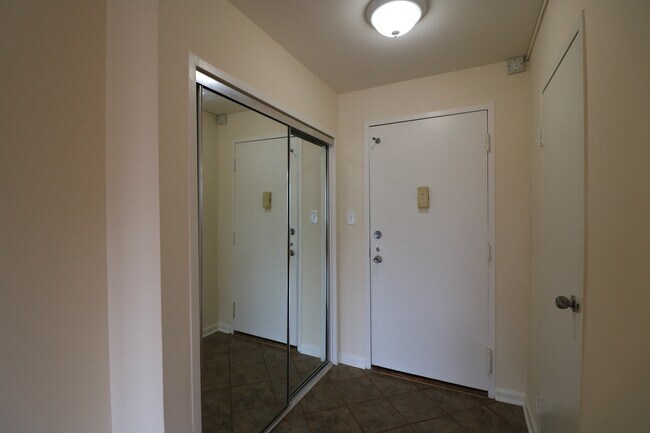 Building Photo - 2/2 Gem in Grosvenor Park!