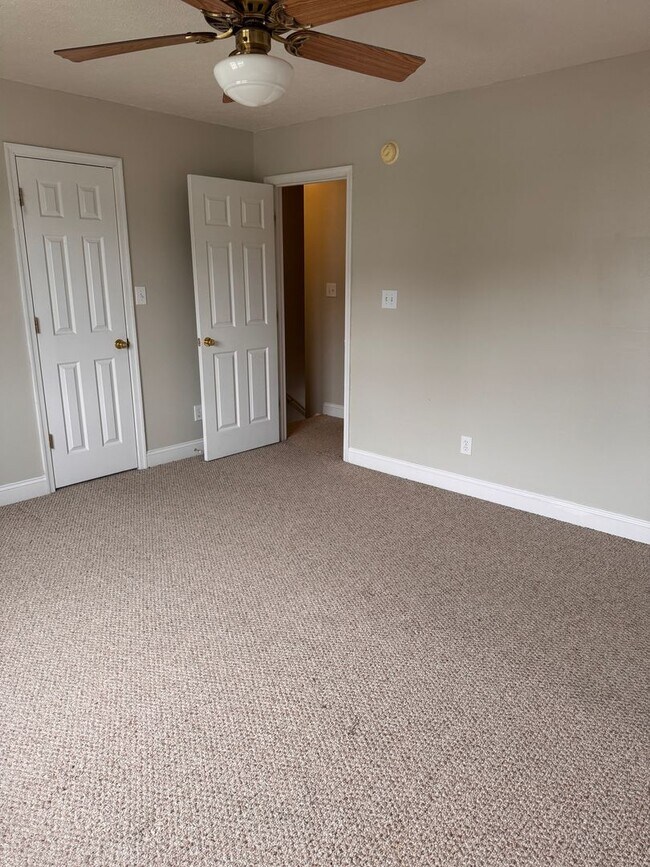 Building Photo - 3 Bedroom || 2 Full Bathroom & 2 Half Bathroom Townhome