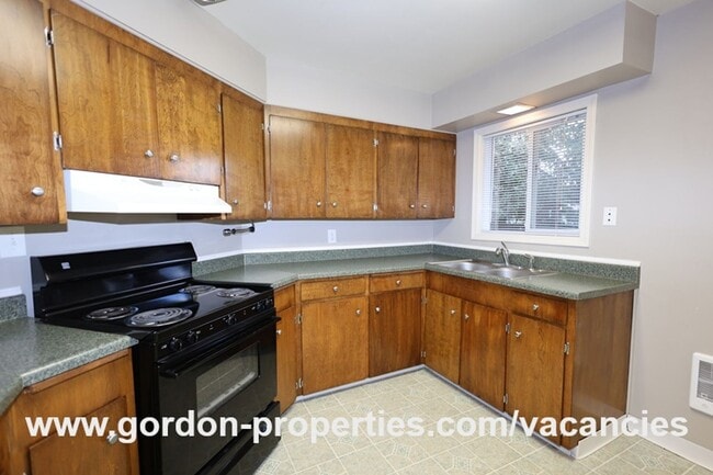 Building Photo - SE Green Vista Dr - Milwaukie 2 bedroom du...