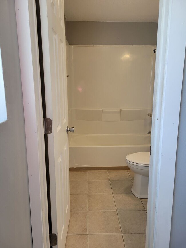 Building Photo - 842 3rd St