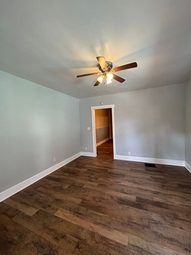 Building Photo - 1318 N Parker Ave