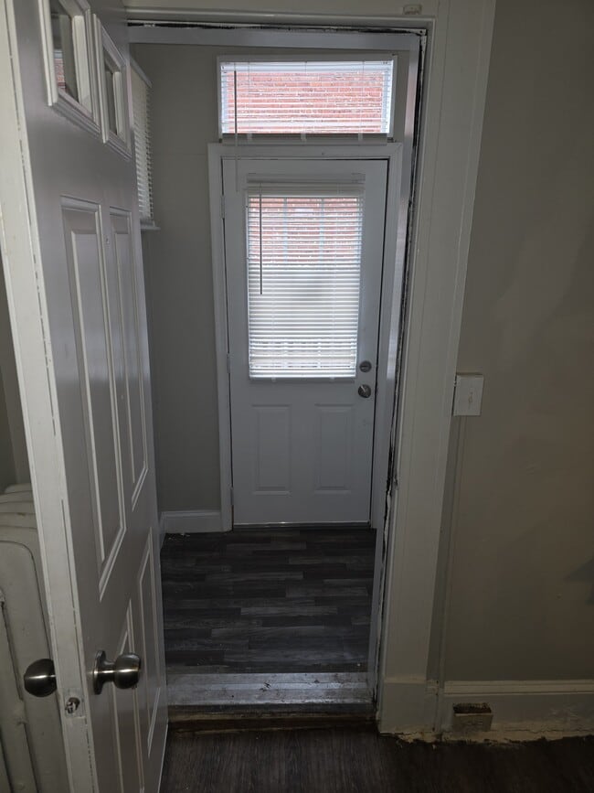 Building Photo - 403 S Augusta Ave