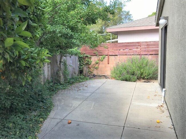 Building Photo - 541 Highland Dr