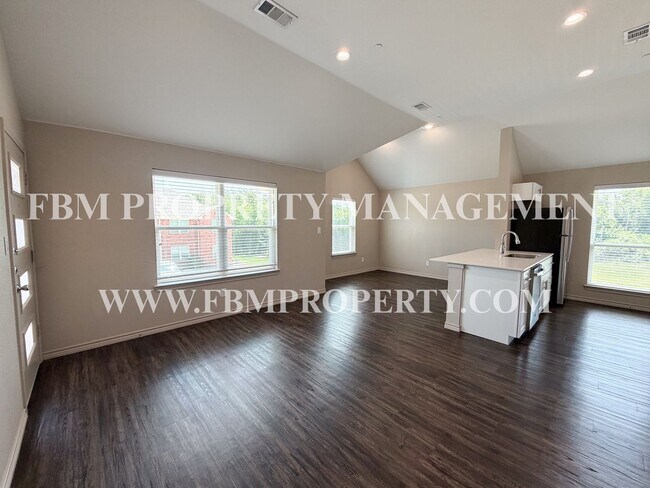 Building Photo - 1203 N Clay St