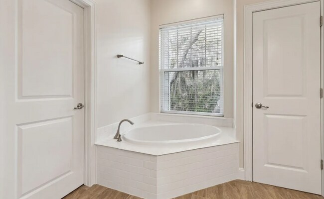 Building Photo - 4 Bed/3 Bath Coastal Beauty!