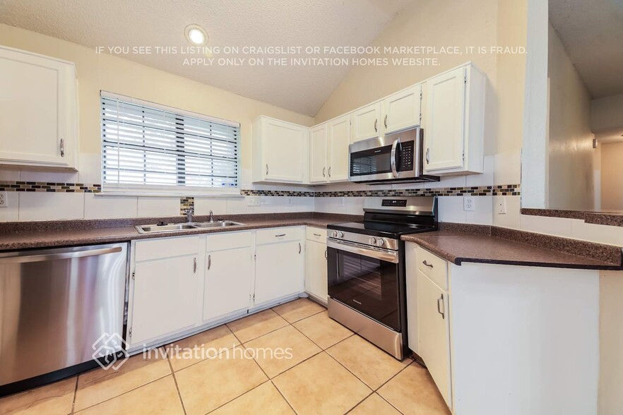 Building Photo - 2317 Lakeshore Ln