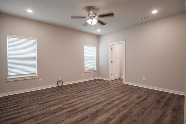 Building Photo - 4 bedroom 3.5 bath home!