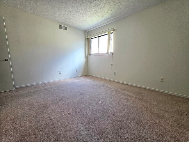 Building Photo - 563 Heritage Vlg