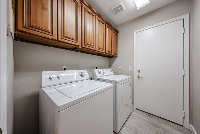 Building Photo - Welcome to this Charming 3 BEDROOM , 2 BAT...