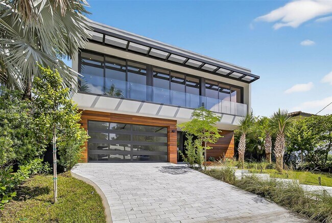 Building Photo - 620 Solar Isle Dr