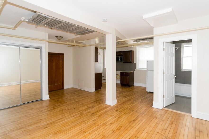 Building Photo - 4830 W Addison St