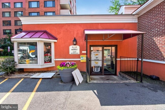 Building Photo - 1121 Arlington Blvd