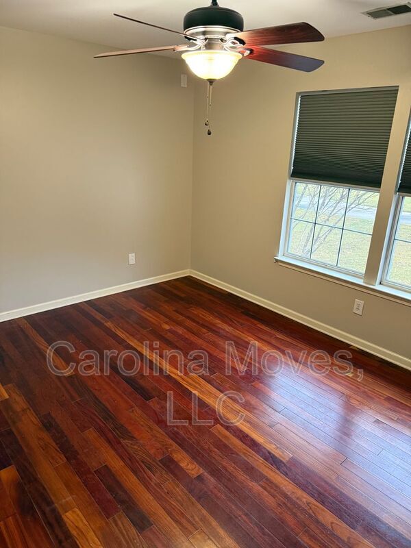 Building Photo - 323 Thornbush Ct