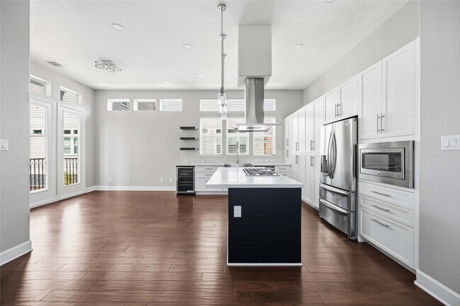 Building Photo - 708 Schwartz St