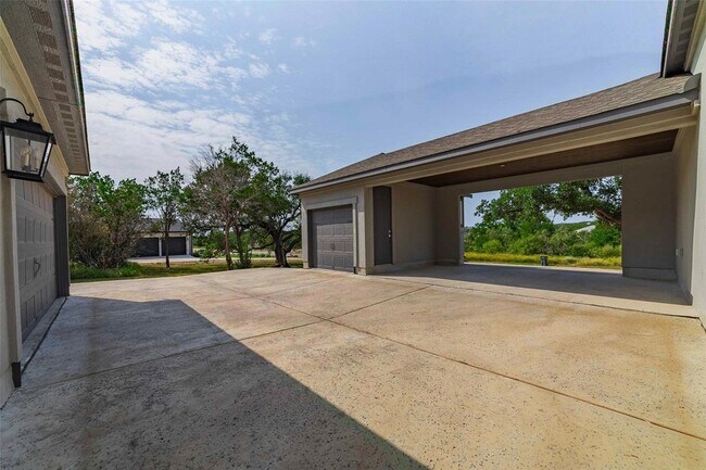 Building Photo - 104 Lazy Oak Pl