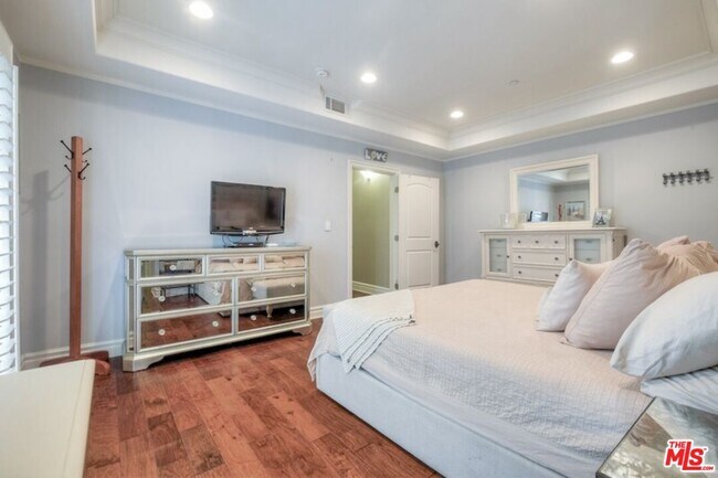 Building Photo - 11578 Iowa Ave