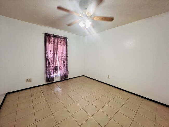 Building Photo - 10502 Long River Dr