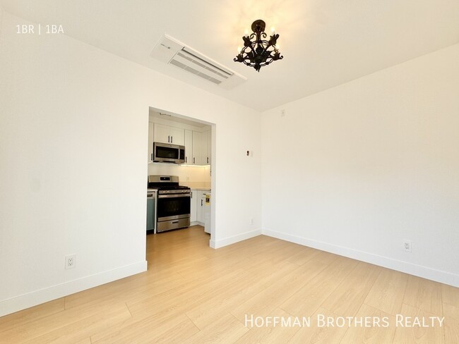 Building Photo - 2818 1/2 S Sycamore Ave-