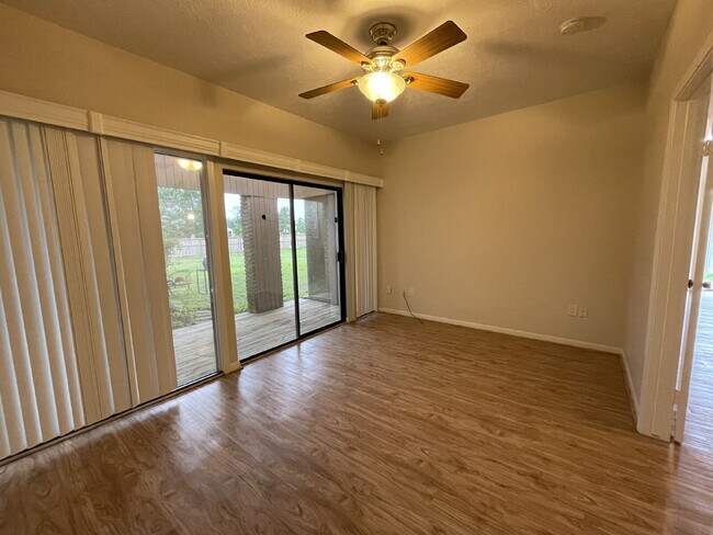 Building Photo - Live in the city of Panorama Village & enjoy all it has to offer: 27-hole golf course, 3 city par...