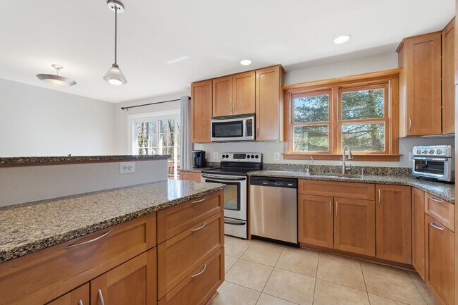 Building Photo - 5BR / 3BA Home with Flexible Living Space & Tree-Lined Views