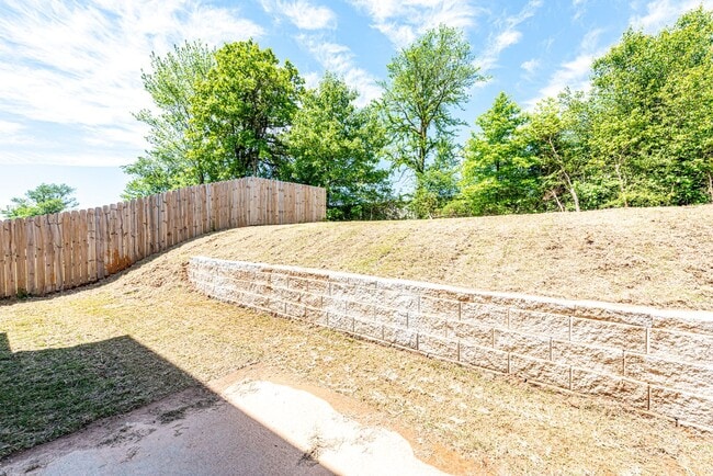 Building Photo - 505 W Laurel Ave, Rogers, AR 72758