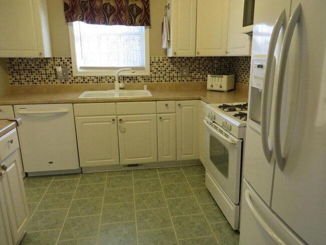 Building Photo - Beautiful 3 BR/2.5 BA Townhome in Millersv...