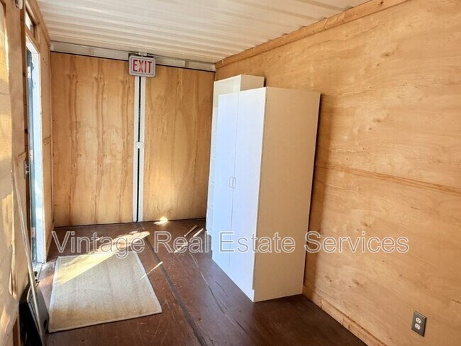 Building Photo - 105 N Aurora Ave