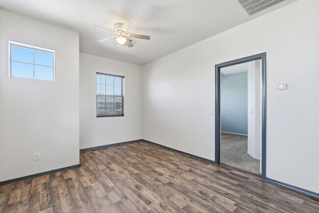 Building Photo - Moving in Special on OAC, 6bedroom 3bath Sparkling pool