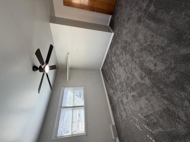 Building Photo - 721 Robins Ave