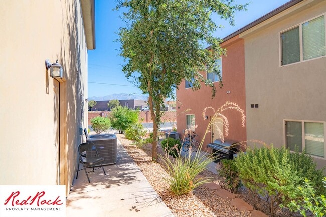 Building Photo - 3 Bedroom Townhome Near Freeway & Shopping