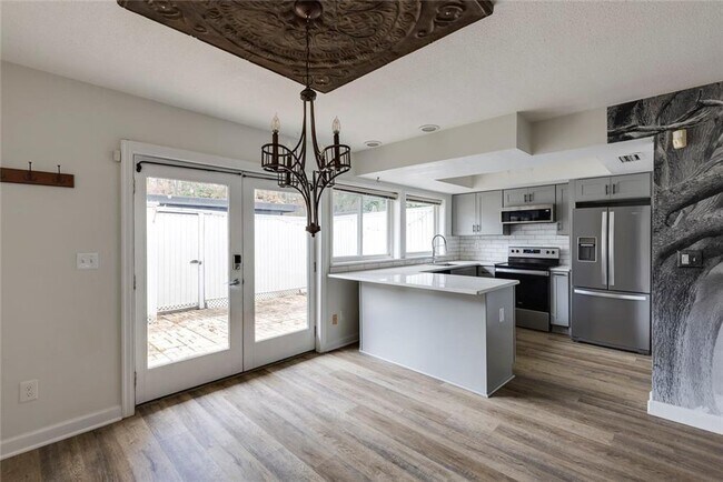 Building Photo - 7094 Stonington Dr NE