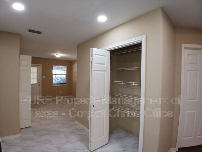 Building Photo - 1818 Rodd Field Rd