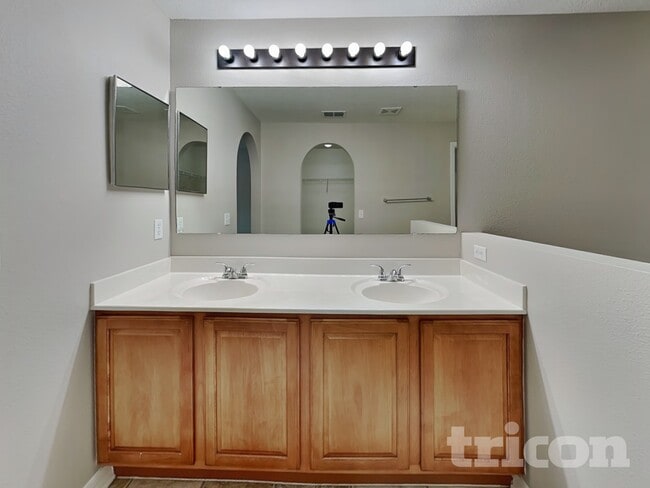 Building Photo - 1420 Shorewood Dr