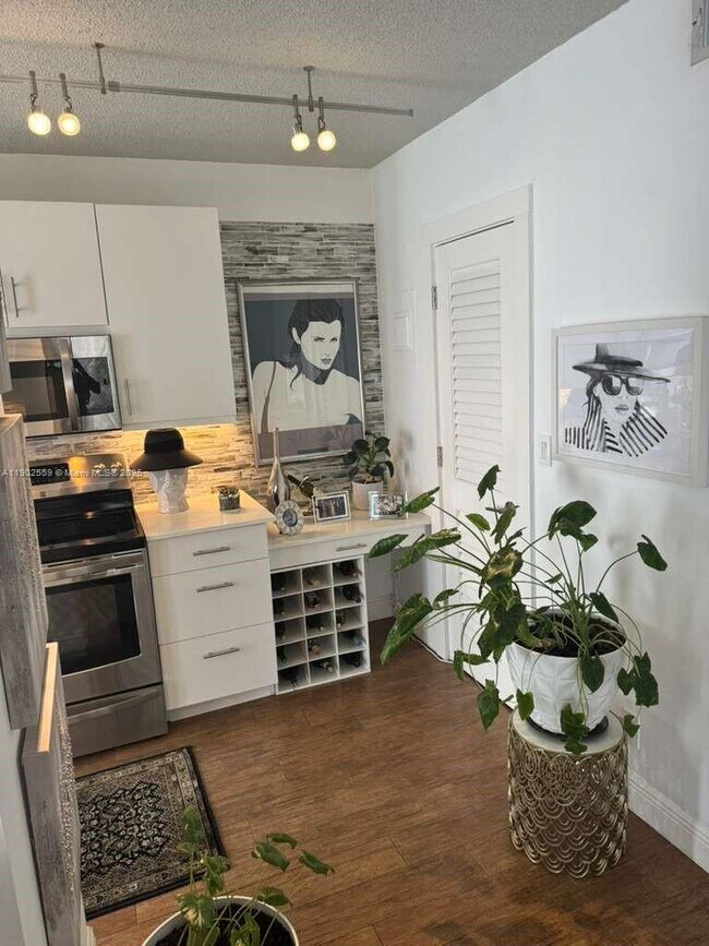 Building Photo - 1650 N Riverside Dr