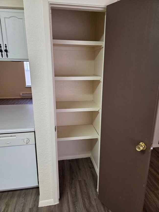 Building Photo - Cute Spacious 3 Bedroom Condo