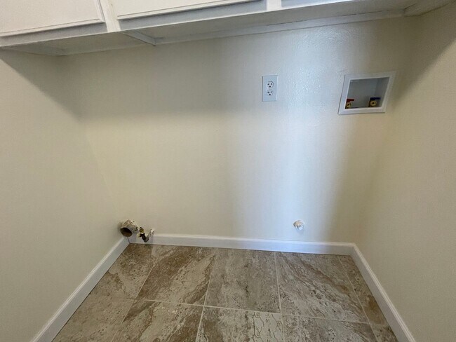 Building Photo - Apple Valley Home in The Vineyards- 3 Bedrooms, 2 Bathrooms, 2 Car Garage, New Flooring