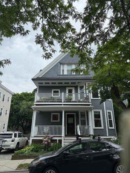 Building Photo - 13 Standish St