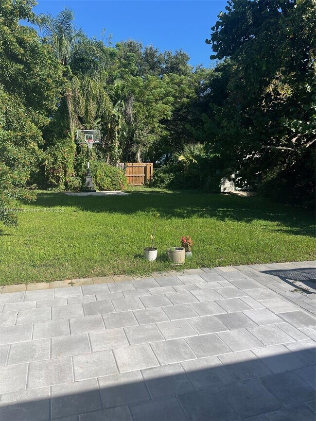 Building Photo - 3220 Poinsettia Ave