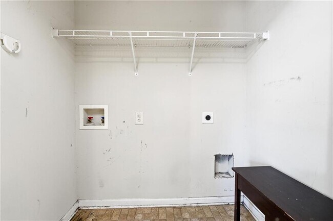 Building Photo - 6199 Thorncrest Dr