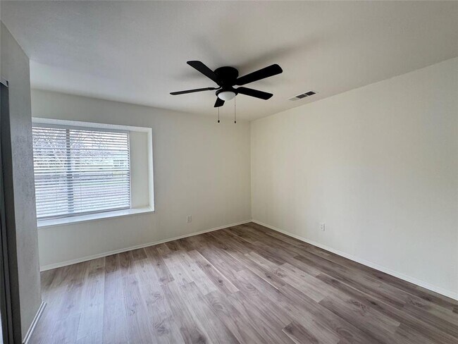Building Photo - 1700 W Mesa Park Dr