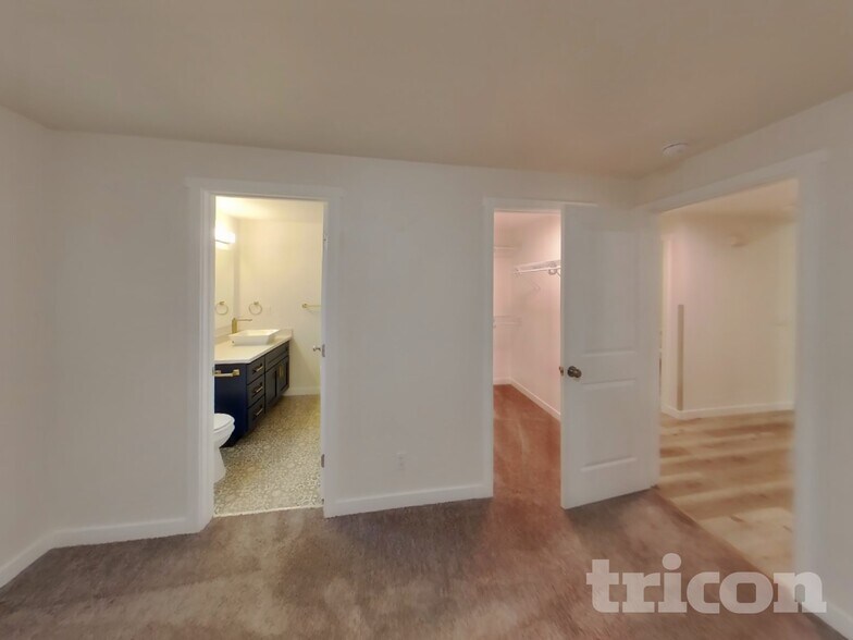 Building Photo - 1602 57th Ave NE