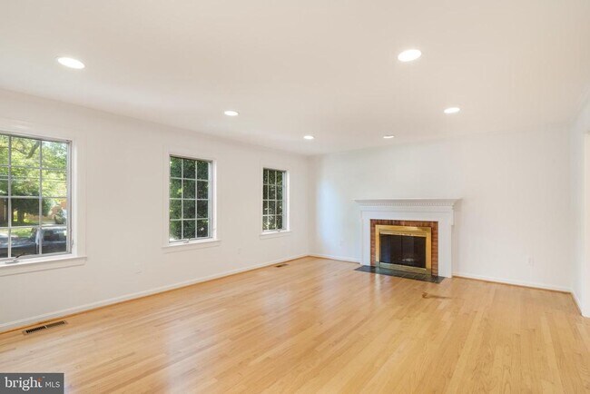 Building Photo - 1250 Pine Hill Rd