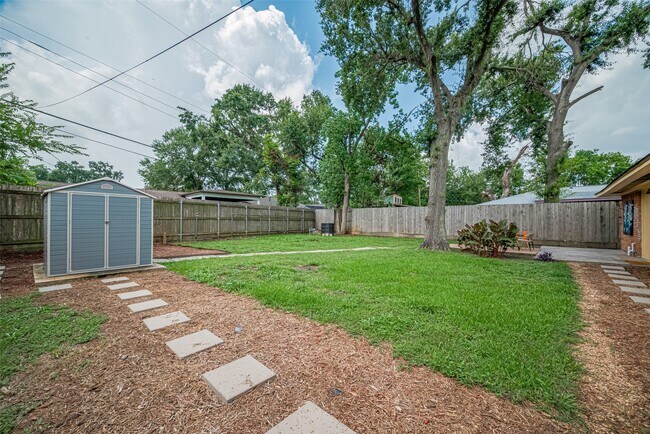 Building Photo - 5123 Saxon Dr
