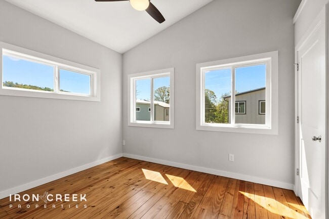 Building Photo - Beautiful Two-Bedroom Compact Cottage in S...
