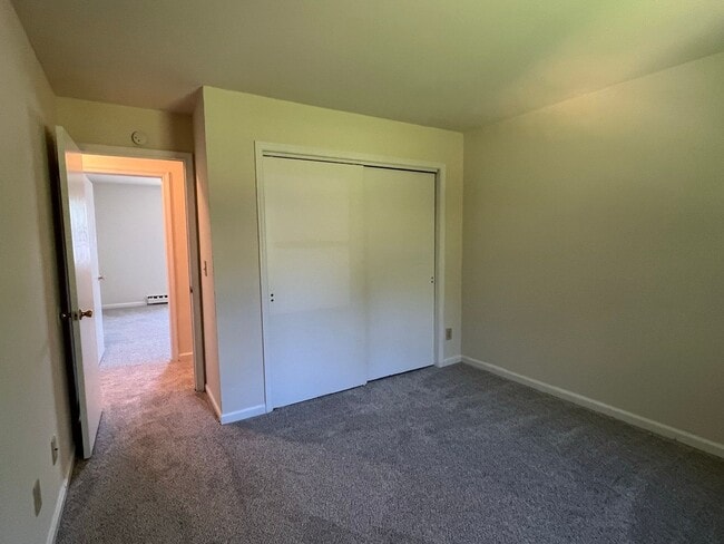 Building Photo - Spacious 3BR Townhome - LOTS OF ROOM!!! - ...