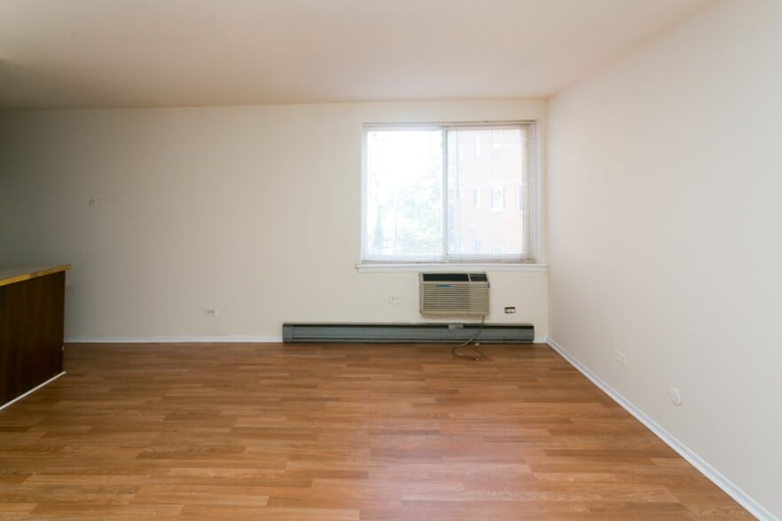 Building Photo - 3825 N Pine Grove Ave