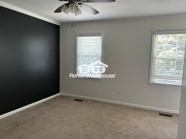 Building Photo - Beautifully maintained traditional 4-bedroom 2 and 12 bath home!
