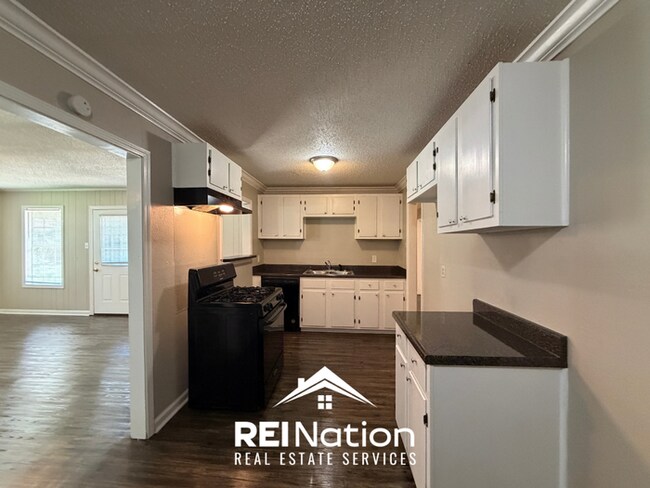 Building Photo - Charming 3BR/2BA East Memphis Home | 1,795 Sq Ft, Hardwood Floors & Fireplace