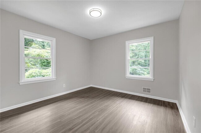 Building Photo - 1641 Rockcliff Pl SE