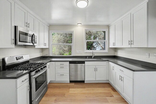 Building Photo - RENOVATED 3BR w/ Dining Room. VIEWS! Parking Avail., FREE Laundry!